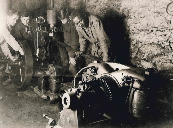 Clarence Campbell installant l'électricité à la Chapelle au Riboul